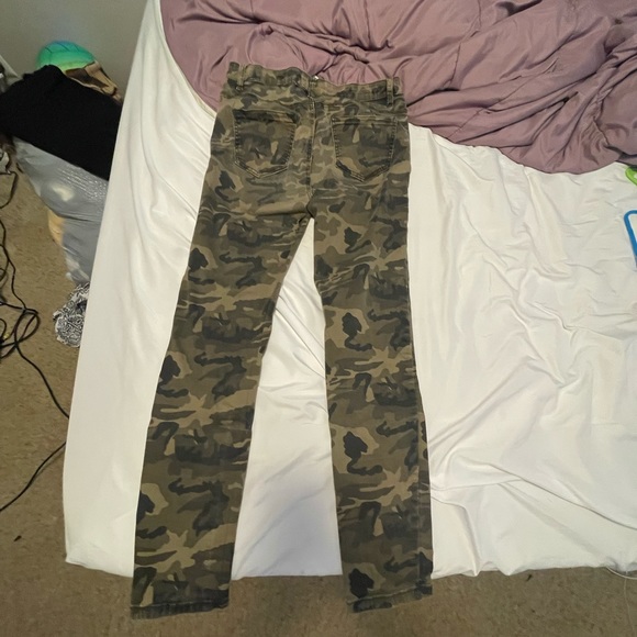 Camo Pants with Rips - Picture 5 of 6
